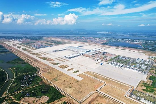 濱江擁湖的鄂州機(jī)場-牛暢，拍攝于2022年6月初，主題：鄂州花湖機(jī)場地理優(yōu)勢優(yōu)越，周邊生態(tài)環(huán)境良好，通過花馬湖水系綜合治理使得機(jī)
