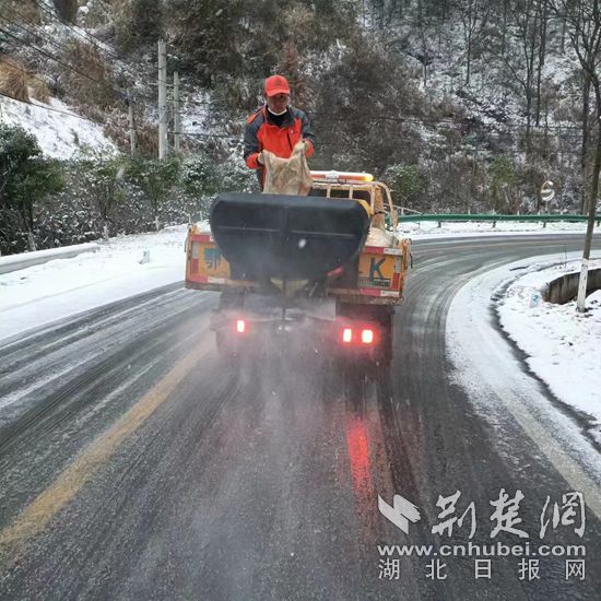 崇陽(yáng)縣S259銅天線(xiàn)佛嶺段灑鹽融雪_副本.jpg