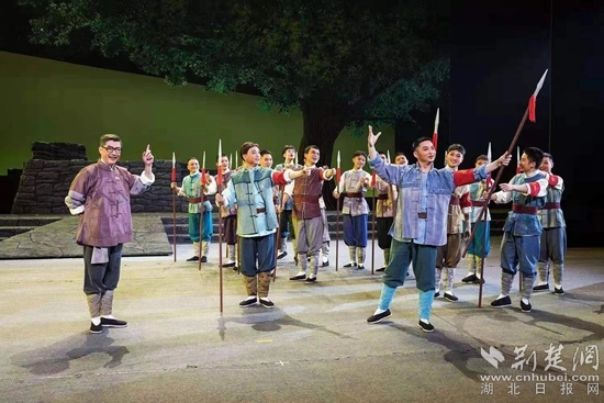 革命歷史題材楚劇《天明天亮》演出現(xiàn)場。通訊員供圖.webp.jpg