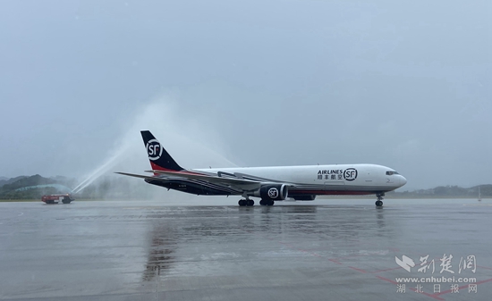 貨航首班進(jìn)港。胡小軍 攝.jpg