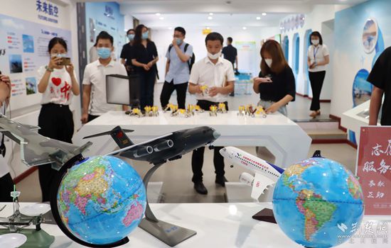 燕磯社區(qū)黨員群眾服務(wù)中心參觀體驗。記者 胡小軍 攝.jpeg