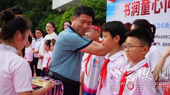 大冶市教育局黨組成員、副局長為親子共讀示范家庭頒發(fā)獎?wù)?jpg