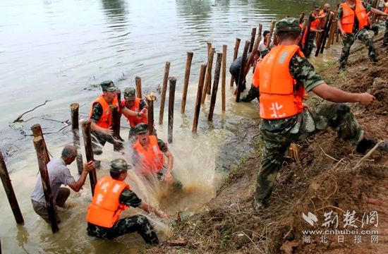 7月13日，武警官兵在高橋河執(zhí)行封堵管涌的任務_副本.jpg.jpg