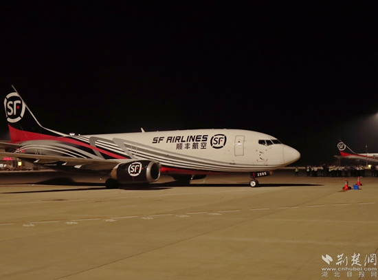 順豐B737-300駛向停機(jī)位。金康 攝.jpg