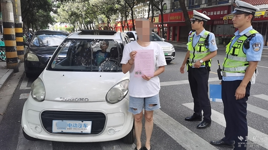 圖1：對(duì)情節(jié)輕微的車主，通過寫承諾書方式開展勸誡引導(dǎo).jpg