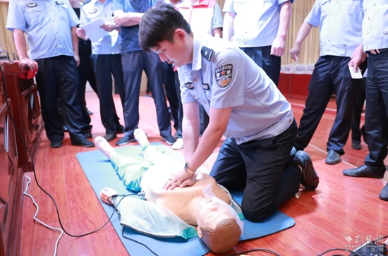 7月17日，嘉魚縣公安局治安大隊會同縣紅十字會組織開展一線民輔警防溺水急救技能專項培訓(xùn).jpg