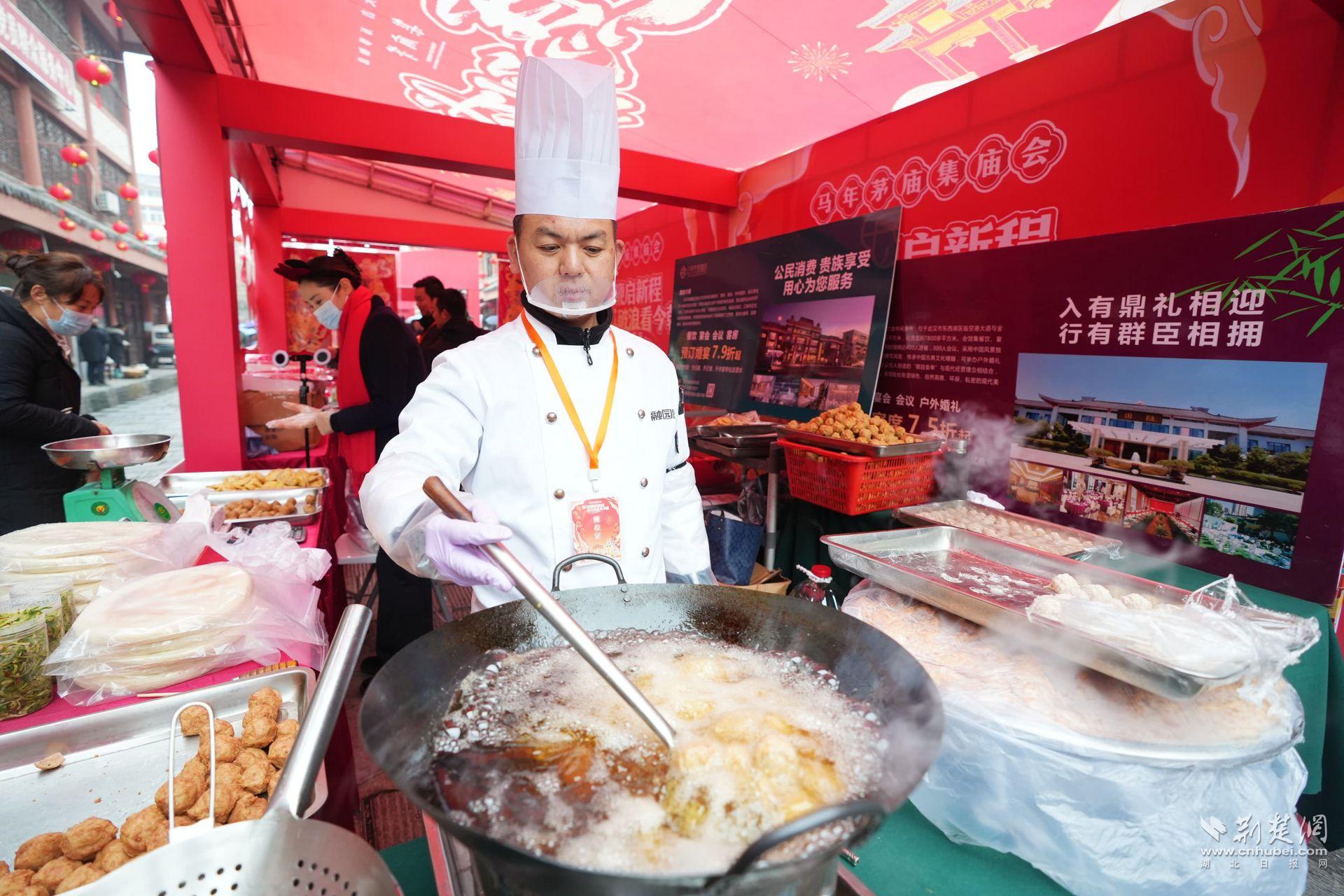 現(xiàn)場臘味、鹵貨、炸圓子吸引市民前來品嘗購買 (1).JPG.JPG