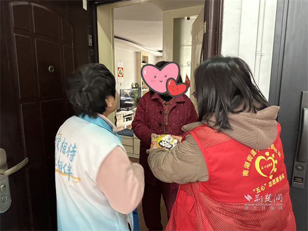 志愿小隊上門為轄區(qū)獨居、高齡老人送去湯圓.jpg